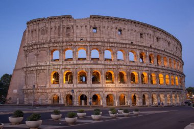 İtalya 'daki ünlü Colosseum. Sabah saatlerinde yer görüntüsü. 