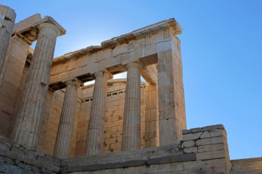 Yunanistan 'ın başkenti Atina' daki Akropolis 'e giriş görevi gören anıtsal kapı. 