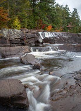 Kanada, Ontario, Muskoka 'daki Wilsons Şelalesi. Yüksek kalite fotoğraf.