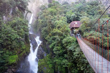 Banos, Ekvator 'da askıya alınmış köprü ve şelale. - Evet. Yüksek kalite fotoğraf.