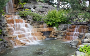 Montreal, Kanada 'daki China Garden' da güzel bir şelale. 