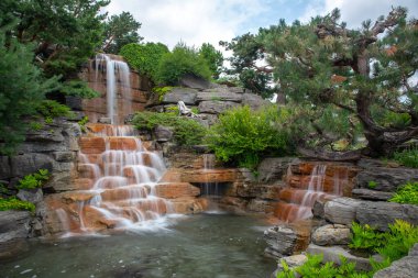 Montreal, Kanada 'daki China Garden' da güzel bir şelale. 
