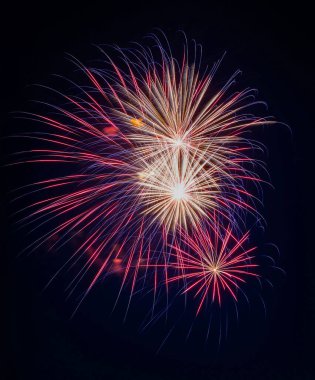 Plattsburgh, ABD 'de gece gökyüzünde renkli havai fişekler patlıyor.