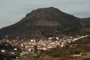 El Real de San Vicente şehrinin manzarası ve Ayı Dağı, Toledo İspanya