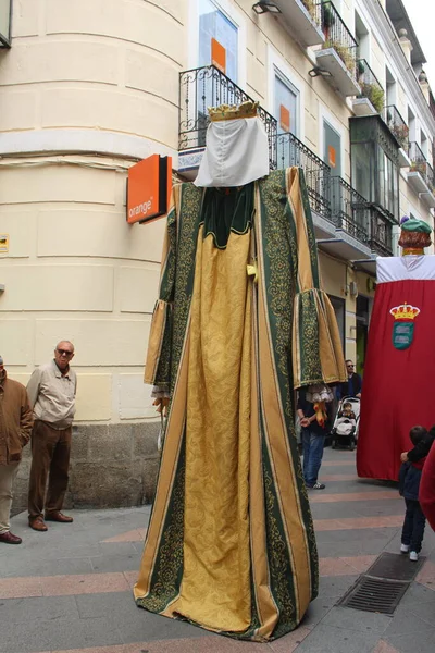 伝統的な祭りを祝う巨人と大きな頭 — ストック写真