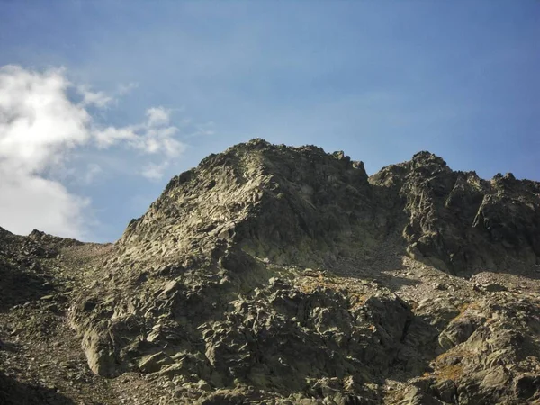 Μια Όμορφη Εικόνα Ενός Βουνού Στο Παρασκήνιο Στη Γκρέδο Της — Φωτογραφία Αρχείου