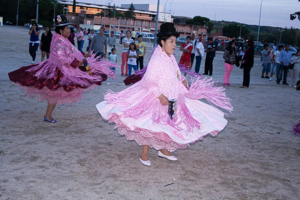 典型的な衣装のダンスとボリビアの女性 — ストック写真