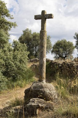 Taş haç, İspanya ve Fransa 'yı geçen bir Hristiyan hac yolu olan Camino de Santiago' da bulunan bir semboldür..