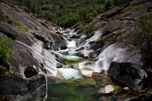 ピロネス ガルガンタ インフィエルノスの水の浸食によって彫刻された岩の形成 セレスの州のジャレット渓谷に位置する自然保護区 — ストック写真