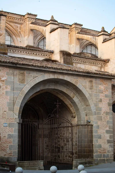 タラベラ大学教会の主扉はゴシック様式のムデハル様式の作品で 寺院の西側のファサードに開かれています — ストック写真