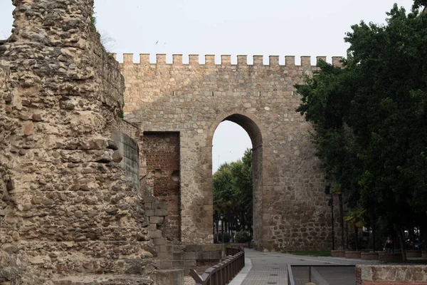 タラヴェラ レイナの壁は 9世紀から14世紀にかけての防衛作品であり トレドの州に位置するスペインの都市を取り囲む — ストック写真