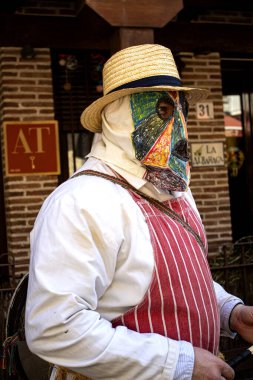 Mascaravila Avila İspanya 'ya katılan maskeli balo grupları, 04 / 13 / 2024 maske geçit töreni nüfus Kasavieja, Avila İspanya.