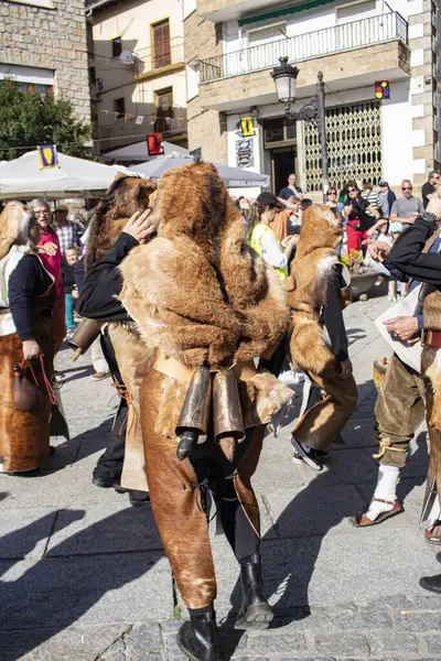 Mascaravila Avila İspanya 'ya katılan maskeli balo grupları, 04 / 13 / 2024 maske geçit töreni nüfus Kasavieja, Avila İspanya.