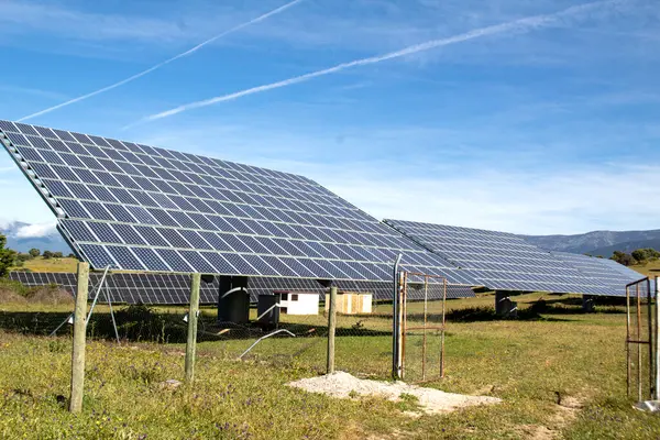 Alandaki güneş enerjisi panelleri ve rüzgar türbinleri