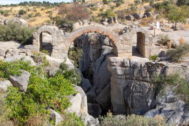 Basket Köprüsü İspanya 'nın Toledo eyaletinin San Martn de Montalban şehrinde yer almaktadır. Bu köprü Torcn Nehri 'nin en güzel noktalarından birini geçer. Etrafı kir, havuz ve küçük şelalelerle çevrilidir..