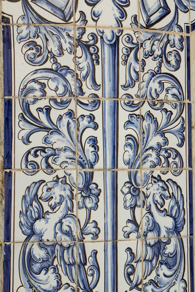 Talavera de la Reina pottery is one of the most renowned and prestigious crafts in Spain. This ceramic tradition has its roots in the 16th century and is passed down from generation to generation, combining Mudejar, Renaissance, Baroque techniques