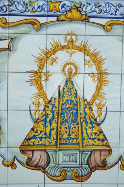 Virgen del Prado 'nun seramik resimleri, Talavera de la Reina' nın simgesel sanatsal bir ifadesidir. Bu şehir seramik geleneğiyle ünlüdür ve UNESCO tarafından İnsanlığın Soyut Kültürel Mirası olarak tanınmıştır..