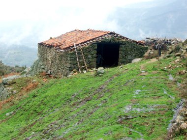 Dağlarda eski ahşap bir ev