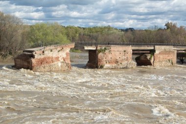 Talavera de la Reina, Toledo, İspanya, 23 Mart 2025. Talavera de la Reina 'daki Roma köprüsü Tagus Nehri' nin taşması nedeniyle kısmi bir çöküş yaşadı.. 