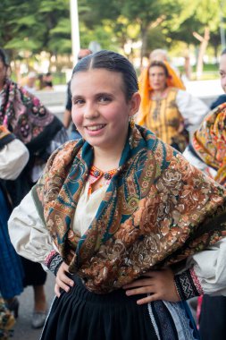 Talavera de la Reina, Toledo, Castilla-La Mancha, İspanya, 26 Nisan 2025. Geleneksel La Mancha kostümlü kız. Ulusal Turizm Festivali ilan edilen Talavera de la Reina Mondas festivali, Roma dönemine dayanıyor..