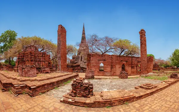 Güzel Tayland tapınakları olan eski bir şehir, Ayutthaya, Tayland - Wat Phra Si Santhe. Geniş açı panoraması