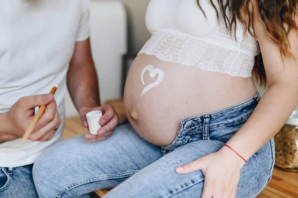 Begreppet Graviditet Moderskap Och Hälsa Man Ritar Hjärtsymbol Magen Sin Stockfoto