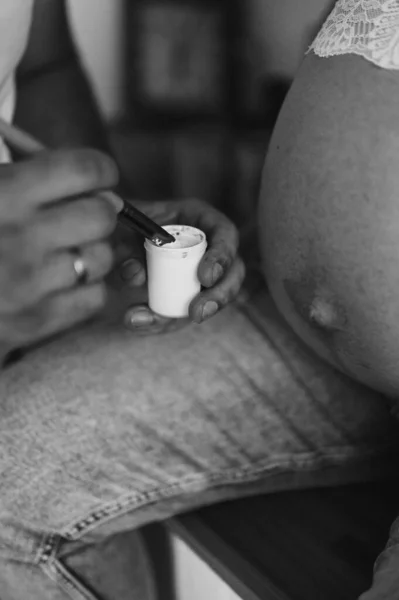 Adam Elinde Boya Fırçayla Hamile Kadının Midesini Boyuyor Siyah Beyaz Stok Fotoğraf