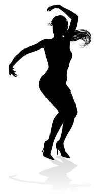 Siluet içinde dans eden bir kadın dansçı.