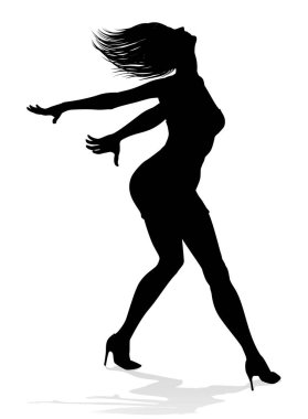 Siluet içinde dans eden bir kadın dansçı.