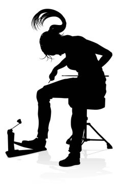 Baterist bir davulcu davulları ayrıntılı bir siluetle çalıyor.