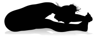 Yoga yapan ya da pilates yapan bir kadının silüeti.