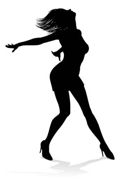 Siluet içinde dans eden bir kadın dansçı.