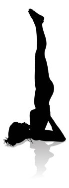 Yoga yapan ya da pilates yapan bir kadının silüeti.