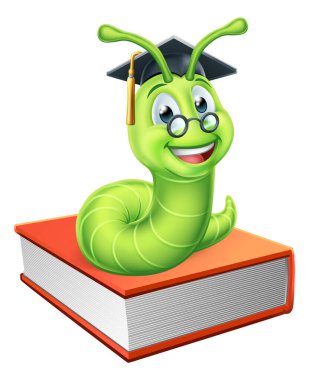 Kitap kurdu tırtıl karakter eğitimi maskotu mezuniyet havan topu şapkası ve gözlüğü takan kitap yığınının üzerinde oturuyor.