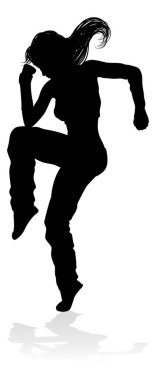 Siluet içinde bir kadın sokak dansı hip hop dansçısı.
