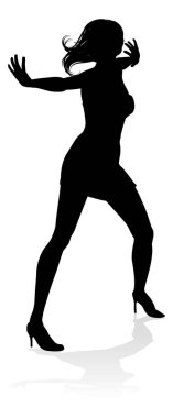 Siluet içinde dans eden bir kadın dansçı.