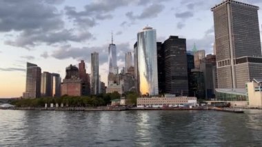 Günbatımında Staten Island Feribotu 'ndan New York şehrinin silueti yavaş çekimde. Yüksek kalite 4k görüntü
