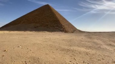 Kızıl Piramit, Dahshur, Mısır ve Afrika 'daki Kral Sneferu' nun en büyük piramididir. Yüksek kalite 4k görüntü