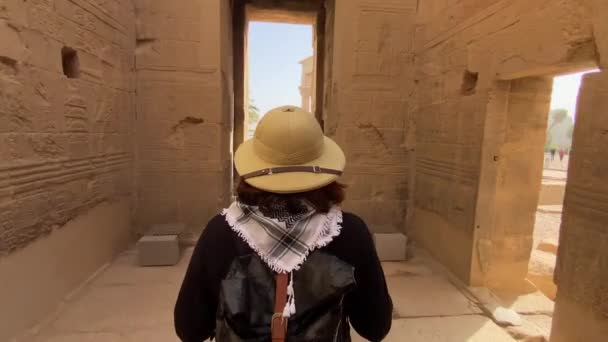 Mujer Caminando Touards Trajans Kiosk Cama Faraones Templo Philae Asuán — Vídeos de Stock