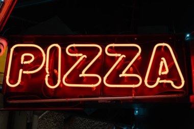 Pizza kelimeli neon tabela. Yüksek kalite fotoğraf