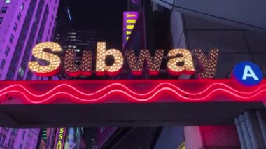 Aydınlatılmış metro tabelası, New York, ABD. Yüksek kalite 4k görüntü