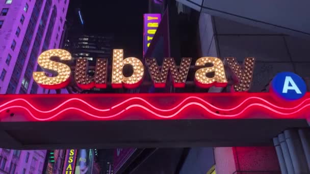 Iluminasi Tanda Kereta Bawah Tanah New York City Amerika Serikat — Stok Video