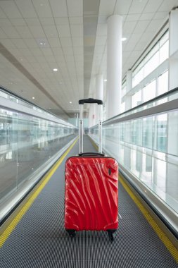 Havaalanında kırmızı bavullar. Yüksek kalite fotoğraf