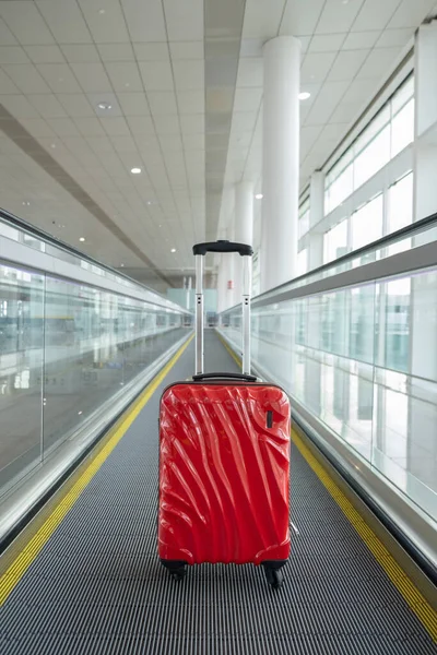 Bagagem Vermelha Sobre Rodas Aeroporto Foto Alta Qualidade — Fotografia de Stock