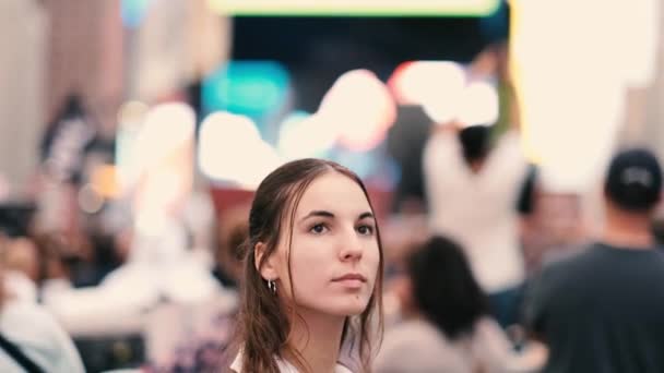 Молодая Красивая Девушка Гуляет Нью Йорку Манхэттену Таймс Сквер Высококачественные — стоковое видео
