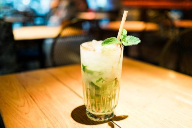 Barın üzerinde naneli ve buzlu mojito alkollü kokteyl. Seçmeli odak noktası. Yüksek kalite fotoğraf