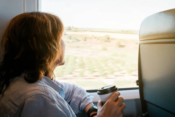 Μια Όμορφη Γυναίκα Κάθεται Ένα Τρένο Ένα Φλιτζάνι Καφέ Κοιτάζοντας — Φωτογραφία Αρχείου