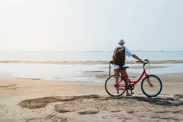 Tylny Widok Człowieka Plecakiem Stojącym Trzymającym Rower Nabrzeżu Wysokiej Jakości — Zdjęcie stockowe