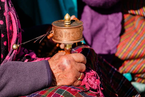 在不丹祈祷的老婆罗洲妇女的亲密手 手牵着Tibetan祈祷轮 高质量的照片 — 图库照片