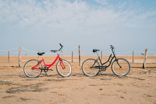 Zwei Alte Fahrräder Strand Vor Dem Meer Hochwertiges Foto lizenzfreie Stockfotos